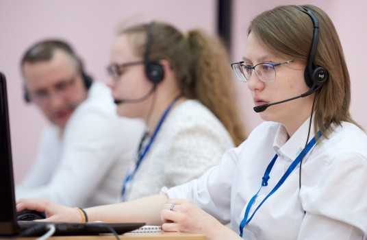 Горячая линия Минпросвещения России для родителей и педагогов продолжает работу и в летний период - «Образование»