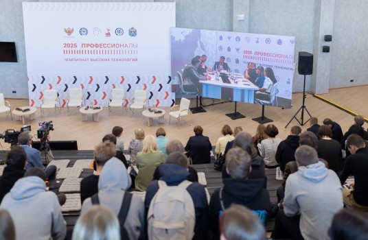 На панельной дискуссии в Великом Новгороде обсудили влияние ИИ на трансформацию профессий и систему образования - «Образование»
